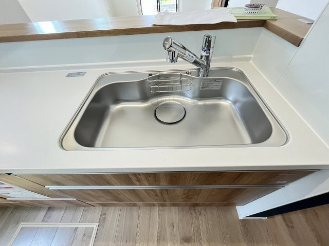 【キッチン】 | 福岡市南区寺塚1丁目1期　2号棟（全3棟）【仲介手数料無料・0円】 | 施工例。施工例は完成時と異なる場合があります。
