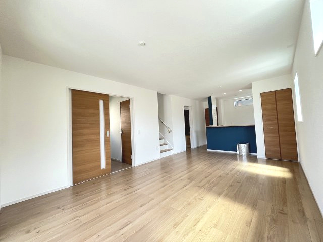 【内装】 | 福岡市南区寺塚1丁目1期　2号棟（全3棟）【仲介手数料無料・0円】 | 施工例。リビングです。施工例は完成時と異なる場合があります。