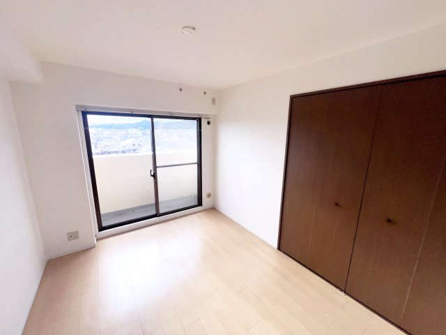 チサンマンション紀の川の洋室