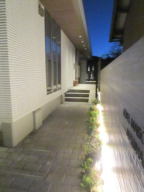 ＨＥＢＥＬ　ＭＡＩＳＯＮ　ＭＡＫＵＨＡＲＩのエントランス|★オートロックまでの夜間アプローチ★