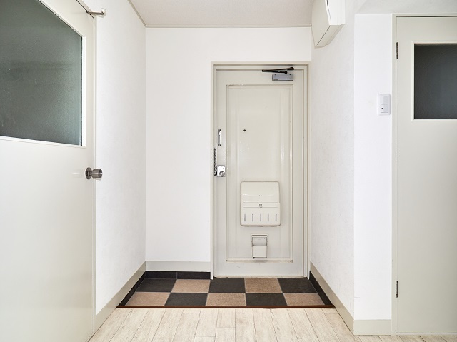 大沢マンションの玄関