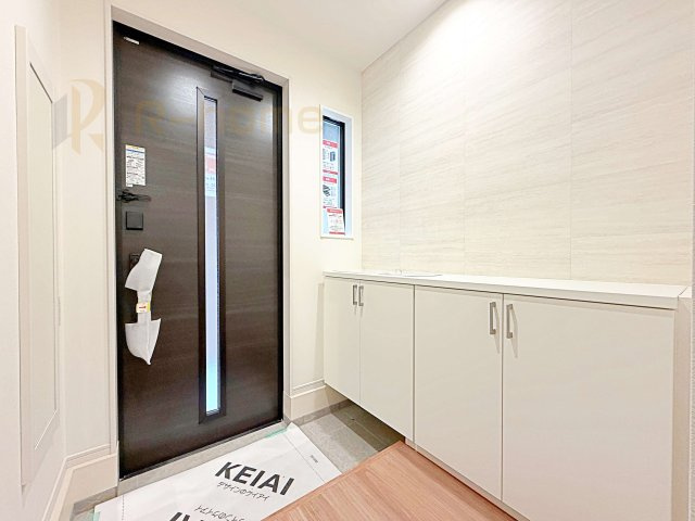 龍ケ崎市野原町4期　新築戸建て　3号棟の玄関|気持ちよくご家族やゲストを送迎できる穏やかな雰囲気の玄関♪大きな下駄箱で玄関廻りスッキリ♪