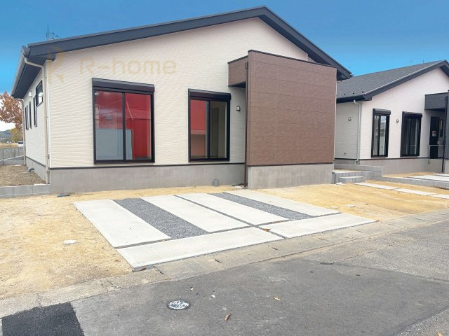 龍ケ崎市野原町4期　新築戸建て　3号棟の駐車場|カースペースは3台完備。ゲスト用のスペースも確保できますね♪