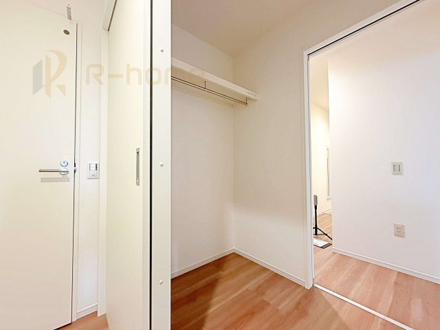 龍ケ崎市野原町4期　新築戸建て　3号棟の収納|ホールから出入り可能なウォークスルークローク！たっぷり収納できて居住空間スッキリ♪