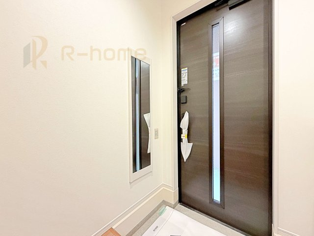 龍ケ崎市野原町4期　新築戸建て　3号棟の玄関|お出かけ時に嬉しいミラー付きの玄関♪