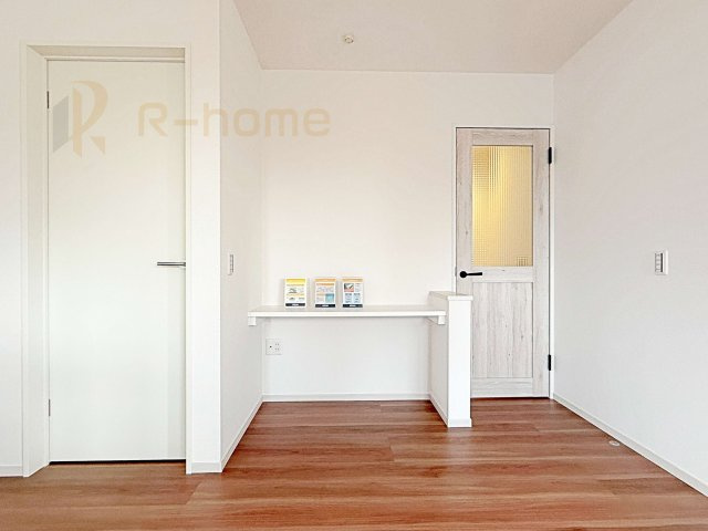 龍ケ崎市野原町4期　新築戸建て　3号棟の居間・リビング|リビングに使い勝手の良いスタディーカウンター！お子様の勉強や作業スペースに♪