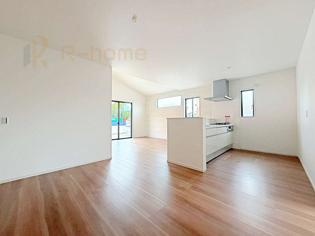 龍ケ崎市野原町4期　新築戸建て　3号棟の居間・リビング|キッチン横に広々としたダイニングスペース！配膳や片付けがしやすく家事動線◎♪