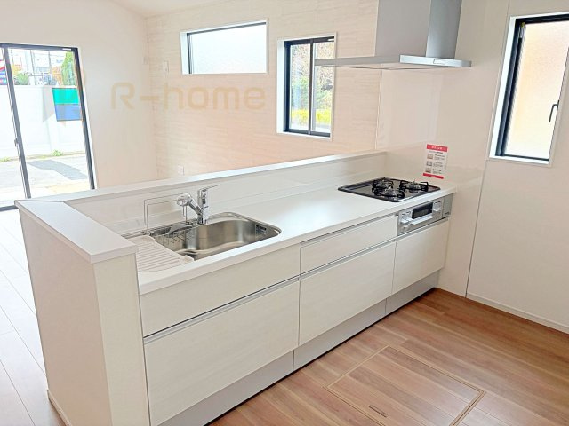 龍ケ崎市野原町4期　新築戸建て　3号棟のキッチン|料理をしながら家族とコミュニケーションが取れる対面式システムキッチン。