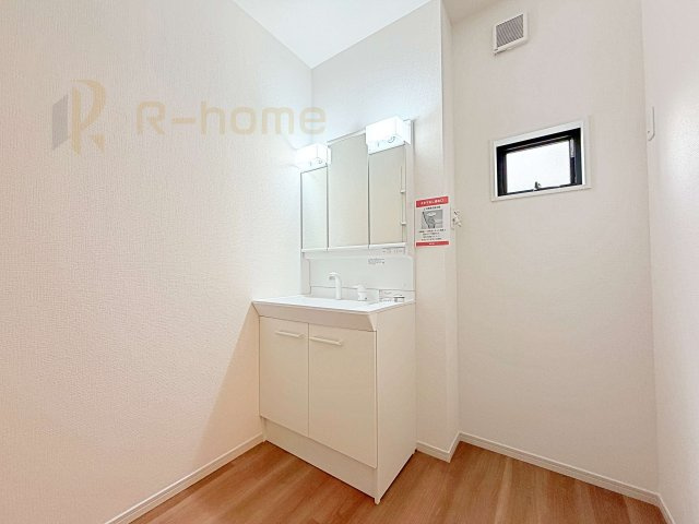 龍ケ崎市野原町4期　新築戸建て　3号棟の洗面所|清潔感溢れる洗面台は嬉しい三面鏡。タオルなどの収納に便利なリネンスペース付き！