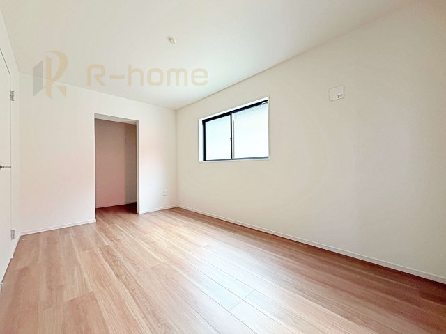 龍ケ崎市野原町4期　新築戸建て　3号棟の洋室|収納便利なウォークインクローゼット付きの洋室♪
明るく風通しの良いお部屋です♪
