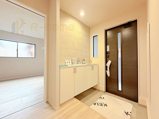 龍ケ崎市野原町4期　新築戸建て　4号棟の玄関|気持ちよくご家族やゲストを送迎できる穏やかな雰囲気の玄関♪大きな下駄箱で玄関廻りスッキリ♪