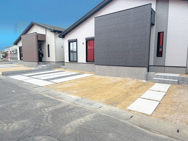 龍ケ崎市野原町4期　新築戸建て　4号棟の駐車場|カースペースは3台完備。ゲスト用のスペースも確保できますね♪