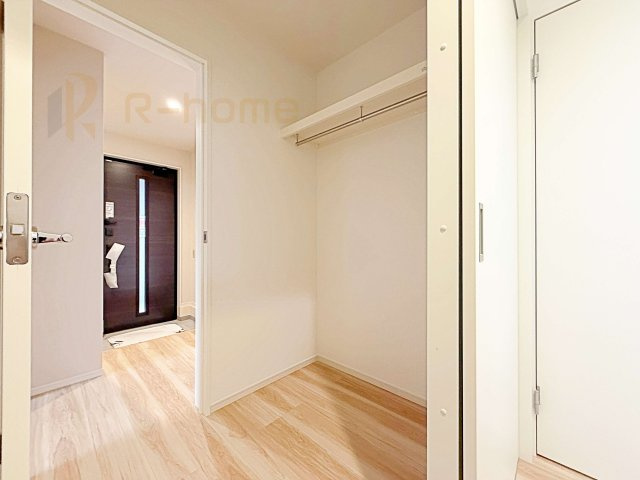 龍ケ崎市野原町4期　新築戸建て　4号棟の収納|ホールから出入り可能なウォークスルークローク！たっぷり収納できて居住空間スッキリ♪