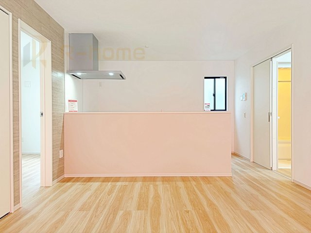 龍ケ崎市野原町4期　新築戸建て　4号棟のキッチン|コンロ前も壁がない嬉しい仕様！対面式で会話をしながら家事ができます♪