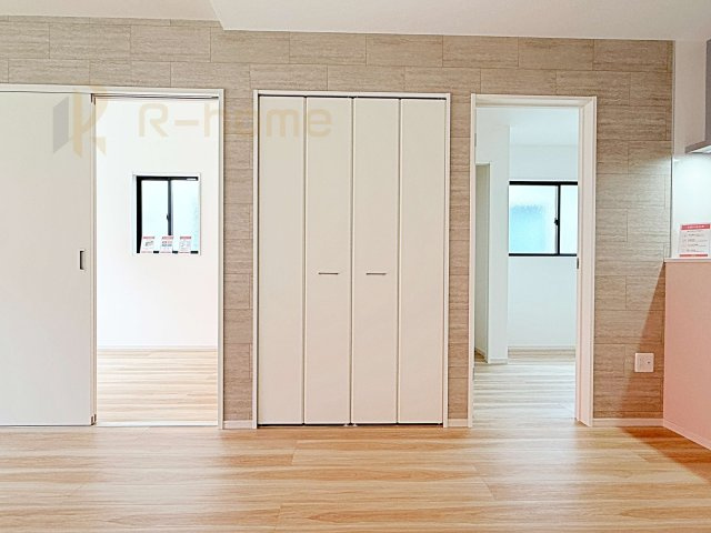 龍ケ崎市野原町4期　新築戸建て　4号棟の収納|掃除道具などの収納に便利なリビングクローゼット♪