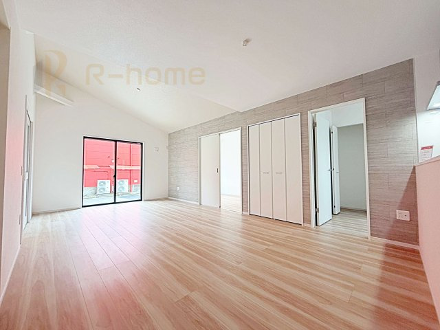 龍ケ崎市野原町4期　新築戸建て　4号棟の居間・リビング|開放感のあるリビングには収納スペースもあり、ゆったりした空間を保てます♪