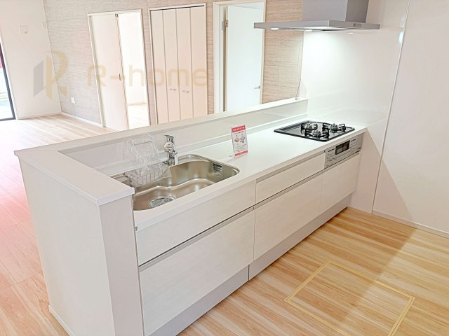 龍ケ崎市野原町4期　新築戸建て　4号棟のキッチン|料理をしながら家族とコミュニケーションが取れる対面式システムキッチン。