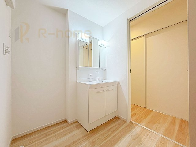 龍ケ崎市野原町4期　新築戸建て　4号棟の洗面所|清潔感溢れる洗面台は嬉しい三面鏡付き。洗剤や歯ブラシなどもすっきり収納できます♪