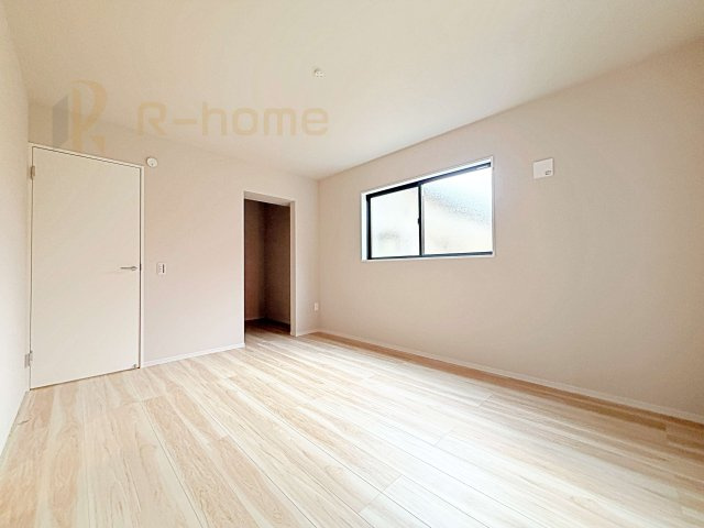 龍ケ崎市野原町4期　新築戸建て　4号棟の洋室|収納便利なウォークインクローゼット付きの洋室♪
明るく風通しの良いお部屋です♪