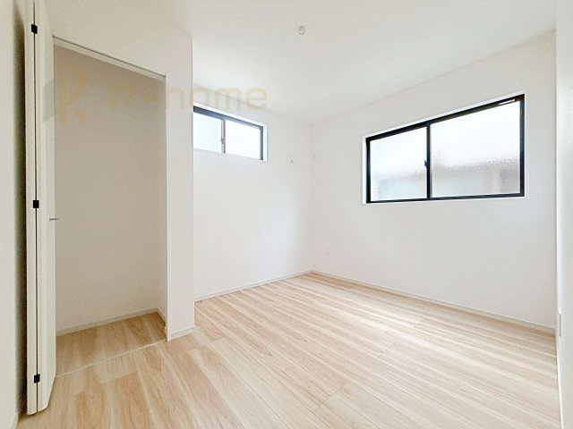 龍ケ崎市野原町4期　新築戸建て　4号棟の洋室|どんな部屋家具も合わせやすいシンプルな洋室！
たっぷりの日差しと心地よい風が舞い込む住まい♪