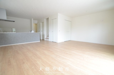 【居間・リビング】 | 座間市座間1丁目　新築戸建て　全２棟【仲介手数料無料】