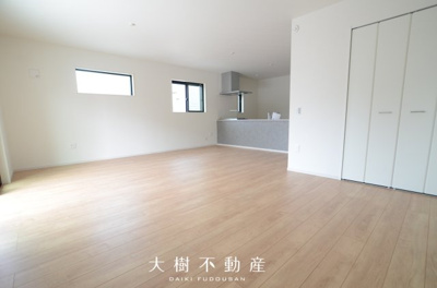 【居間・リビング】 | 座間市座間1丁目　新築戸建て　全２棟【仲介手数料無料】