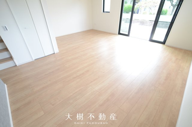 【居間・リビング】 | 座間市座間1丁目　新築戸建て　全２棟【仲介手数料無料】