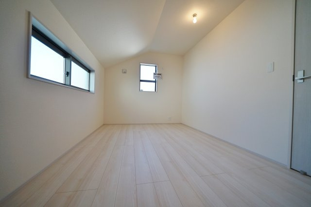 【横浜市瀬谷区南瀬谷1丁目25-25新築戸建て】★仲介手数料無料★（南瀬谷小学校・南瀬谷中学校）の洋室