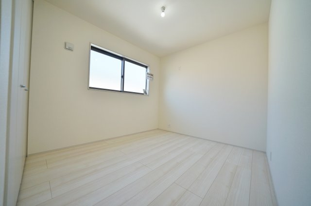 【横浜市瀬谷区南瀬谷1丁目25-25新築戸建て】★仲介手数料無料★（南瀬谷小学校・南瀬谷中学校）の洋室