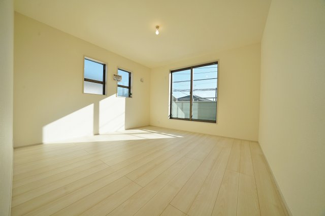 【横浜市瀬谷区南瀬谷1丁目25-25新築戸建て】★仲介手数料無料★（南瀬谷小学校・南瀬谷中学校）の洋室