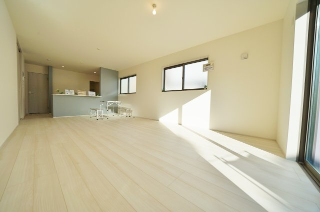 【横浜市瀬谷区南瀬谷1丁目25-25新築戸建て】★仲介手数料無料★（南瀬谷小学校・南瀬谷中学校）の居間・リビング