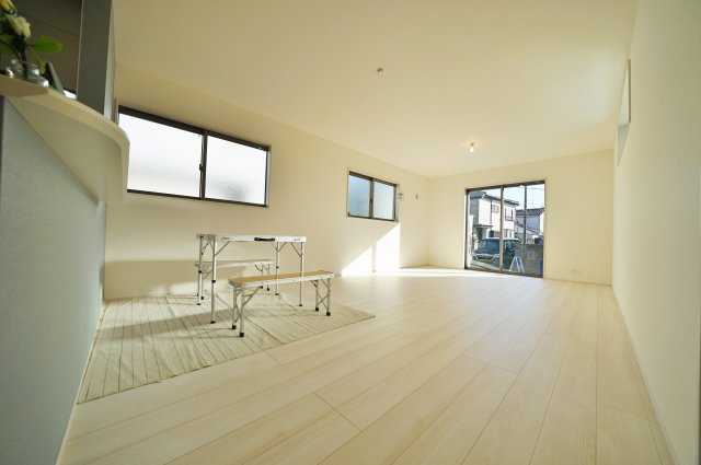 【横浜市瀬谷区南瀬谷1丁目25-25新築戸建て】★仲介手数料無料★（南瀬谷小学校・南瀬谷中学校）の居間・リビング