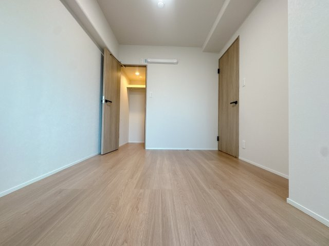 【洋室】 | エンゼルハイム大濠公園南☆仲介手数料無料☆ | たとえ。小さかろうとやっぱり窓のある・なしは大きく違うもの。あるんです。窓。差し込む光はちゃんと朝を教えてくれるみたいです。