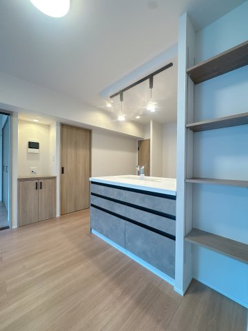 【居間・リビング】 | エンゼルハイム大濠公園南☆仲介手数料無料☆ | 背面に収納がある今時のキッチンですね♪実物をご覧ください。好きになって頂ける自信があります♪