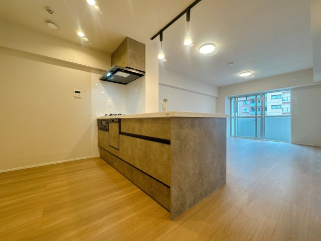 【居間・リビング】 | エンゼルハイム大濠公園南☆仲介手数料無料☆ | 景観を望みながらお部屋でくつろぐのがおすすめの過ごし方です♪家族との時間、自分の時間共に大切にできる空間がここにあります。