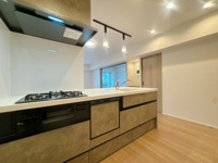 【キッチン】 | エンゼルハイム大濠公園南☆仲介手数料無料☆ | 機能性とデザイン性を両立させた、リノベーション物件ならではの素敵なキッチン。立ってみるとそれがよく分かります♪