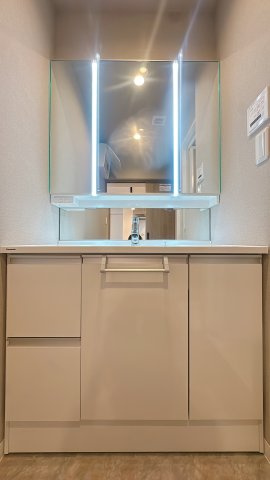 【独立洗面台】 | エンゼルハイム大濠公園南☆仲介手数料無料☆ | １日の始まりを迎える、この場所。大きな鏡と明るい照明が、眠たい朝も優しく包みます。
シャンプードレッサー仕様で、落ちた髪の毛を流すのもラクチン♪