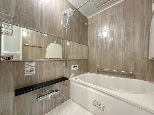 【浴室】 | エンゼルハイム大濠公園南☆仲介手数料無料☆ | 充分なスペースを確保したゆったりお風呂。疲れを癒すのはもちろん、家族のコミュニケーションにも最適の場所♪今日の出来事を話しましょう！