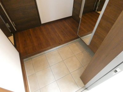 【玄関】 | リコルテ東福生 | 広々とした玄関でシューズボックス付きです。