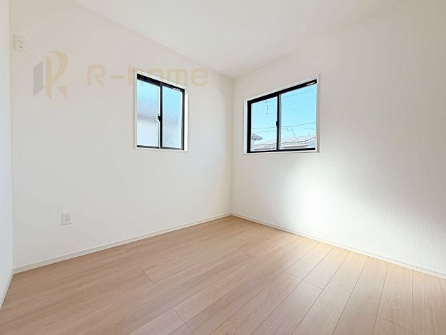 守谷市松ケ丘5期　新築戸建て　1号棟の洋室|2面窓の風通しの良い洋室です♪差し込む暖かな陽当たりで、室内がくつろげる空間に早変わりです♪