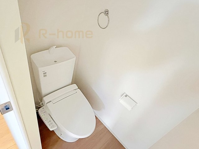 守谷市松ケ丘5期　新築戸建て　1号棟のトイレ|温水洗浄便座付きのトイレ。
トイレが２ヵ所設置で朝の忙しい時間でも安心です。