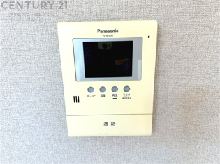 訪問者が来たときにテレビ画面で確認できるため、安心してドアを開けられます。録画機能があるものもあり、留守中に来訪者を記録しておくことができます。利便性が高く、セキュリティ面でも安心です