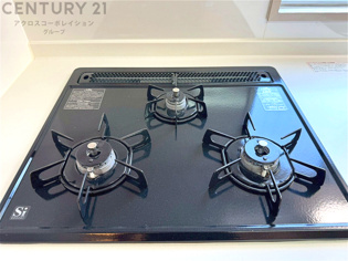 多数の調理器具を同時に使用でき、料理の効率化が可能。省エネで節約になり、様々な料理スタイルに適応できます。また、火力調整が独立しており、手入れや掃除もしやすく、今よりもっとお料理が楽しくなるかも。