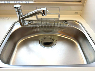 大きなシンクでお鍋などの大きな調理器具を洗う際にも便利です。