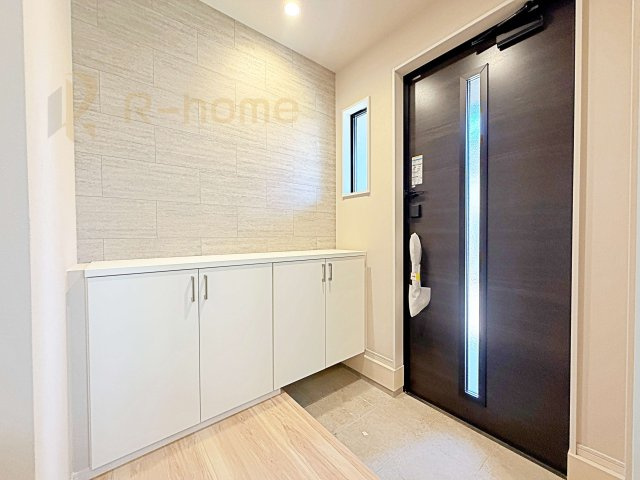 守谷市松ケ丘5期　新築戸建て　2号棟の玄関|気持ちよくご家族やゲストを送迎できる穏やかな雰囲気の玄関♪大きな下駄箱で玄関廻りスッキリ♪