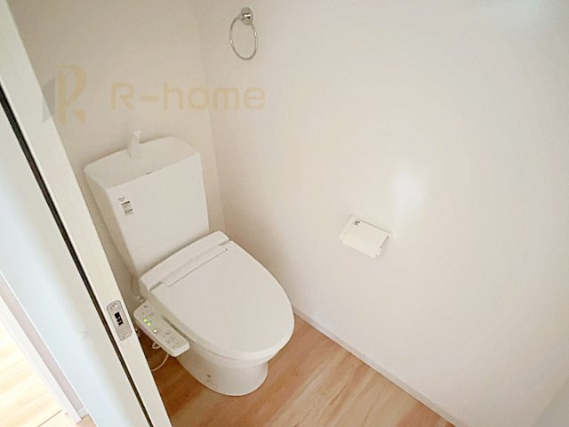 守谷市松ケ丘5期　新築戸建て　2号棟のトイレ|温水洗浄便座付きのトイレ。
トイレが２ヵ所設置で朝の忙しい時間でも安心です。