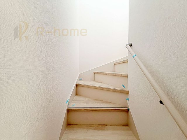 守谷市松ケ丘5期　新築戸建て　2号棟の内装|手すりのついた階段！小さなお子様の利用も一安心です♪