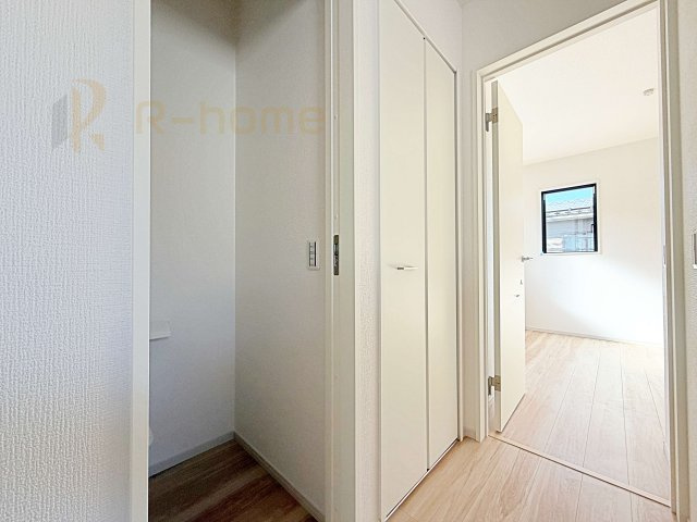 守谷市松ケ丘5期　新築戸建て　2号棟の収納|掃除機などの収納に便利なホール収納！