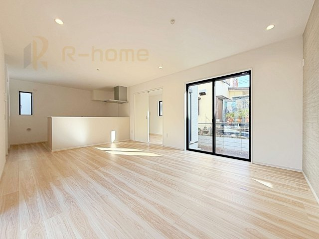 守谷市松ケ丘5期　新築戸建て　2号棟の居間・リビング|広々としたLDK♪充分な広さがあり、ご家族でインテリアのレイアウトを考えるのも楽しみですね！