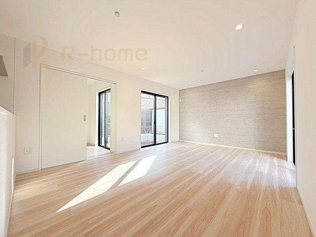 守谷市松ケ丘5期　新築戸建て　2号棟の居間・リビング|たっぷりの陽光が注ぎ込む明るいリビング♪隣接の洋室を開放すると更なる大空間に変身♪